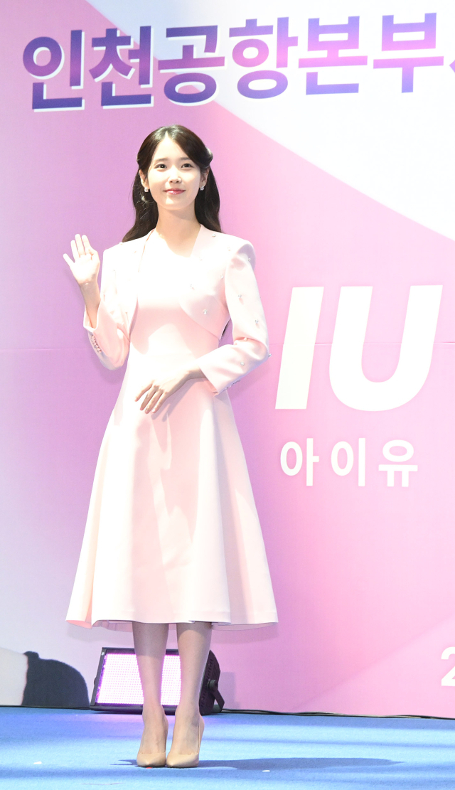 아이유(IU·본명 이지은)가 25일 인천국제공항 제1터미널에서 열린 인천공항본부세관 홍보대사 위촉식에 참석하며 공항 이용객들에게 인사하고 있다. 영종도=오승현 기자 2025.07.25