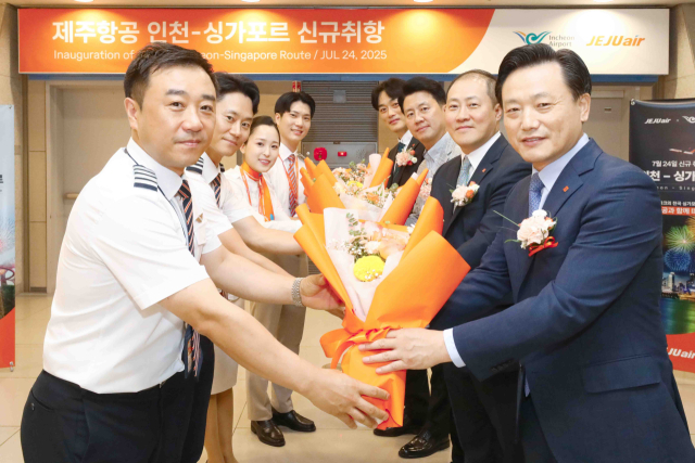 김이배(오른쪽 네번째) 제주항공 대표이사가 24일 오후 인천국제공항에서 진행된 제주항공 인천~싱가포르 노선 신규 취항식에 참석해 임직원들에게 취항을 축하하는 꽃다발을 전달하고있다. 사진제공=제주항공