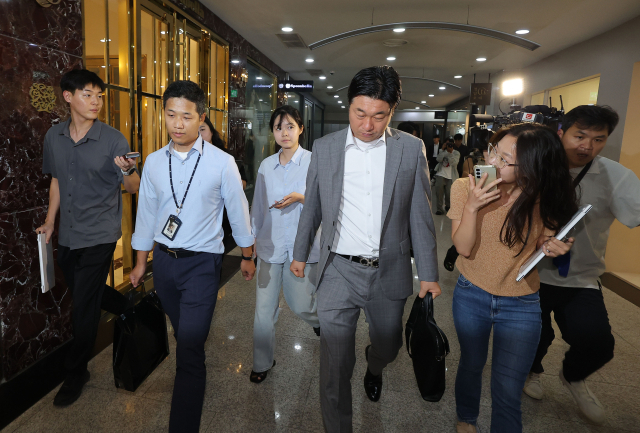 김건희 여사의 의혹들을 수사하는 민중기 특별검사팀 관계자들이 25일 서울 서초구 아크로비스타 내 김 여사의 코바나컨텐츠 사무실 압수수색을 마친 뒤 철수하고 있다. 연합뉴스
