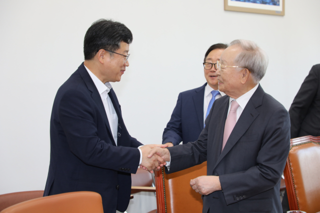 손경식 한국경영자총협회 회장(오른쪽)이 25일 서울 여의도 국회에서 안호영 국회 환경노동위원회 위원장과 만나 악수로 인사하고 있다. 사진제공=경총