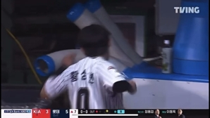 “에어컨 쾅!” 수비 실수 후 교체된 황성빈, 더그아웃서 분노 폭발