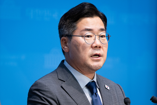 박찬대 더불어민주당 대표 후보가 25일 서울 여의도 국회 소통관에서 기자회견을 열고 윤석열 전 대통령 내란 사태에서 ‘인간 방패’ 역할을 한 국민의힘 국회의원 45명에 대한 제명 촉구 결의안 발의를 밝히고 있다. 뉴스1