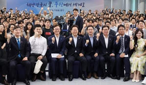 李대통령 "해수부, 부산에 연내 오나요"·전재수 "올 수 있습니다"
