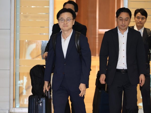 김정관 산업통상자원부 장관이 대미 통상 협상과 관련, 23일 인천국제공항을 통해 미국 워싱턴으로 출국하고 있다. 연합뉴스.