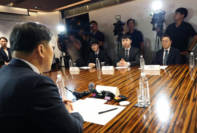 이형훈(왼쪽) 보건복지부 제2차관이 25일 수련협의체 첫 회의에서 대한전공의협의회 등 관련 단체 대표들과 대화하고 있다. 연합뉴스