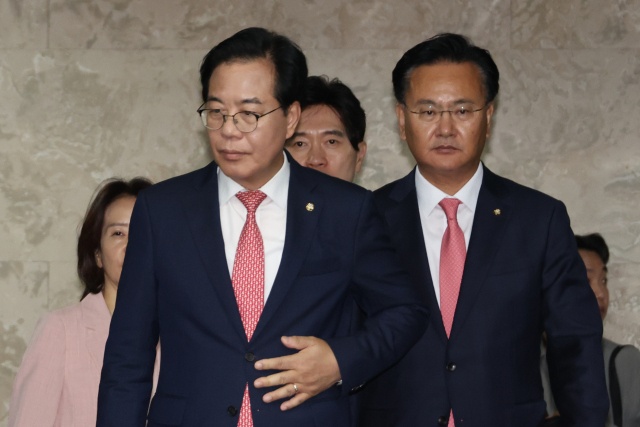 송언석 국민의힘 비상대책위원장 겸 원내대표와 유상범 원내운영수석부대표가 지난달 30일 서울 여의도 국회에서 열린 의원총회에 참석하고 있다. 연합뉴스