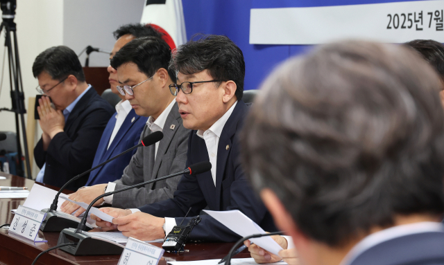 진성준 더불어민주당 정책위의장(가운데)이 15일 서울 여의도 국회 의원회관에서 열린 '폭염 대책 당정 간담회'에 참석해 발언하고 있다. 연합뉴스