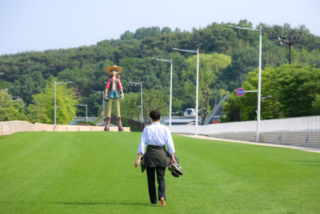 노관규 순천시장이 맨발로 순천만국가정원을 거닐며 순천의 미래에 대해 구상하고 있다. 시대의 흐름을 읽고 미래에 투자한 노관규 시장은 대한민국 생태수도 정책으로 지방도시 신모델을 제시하고 있다는 평가를 받고 있다. 사진 제공=순천시