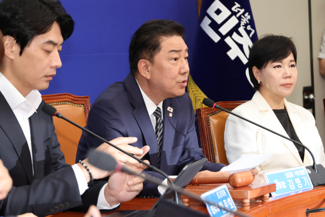 김병기 더불어민주당 당대표 직무대행 겸 원내대표가 25일 서울 여의도 국회에서 열린 최고위원회의에서 발언하고 있다. 연합뉴스.