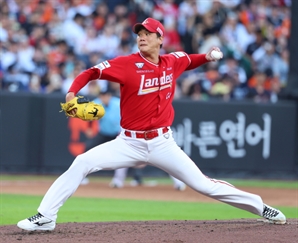 김광현, 6이닝 2실점 호투…류현진과 맞대결서 완승