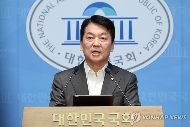국민의힘 혁신위원장을 맡은 안철수 의원이 7일 서울 여의도 국회 소통관에서 위원장을 사퇴하고 전당대회 출마 의사를 밝히고 있다. 연합뉴스