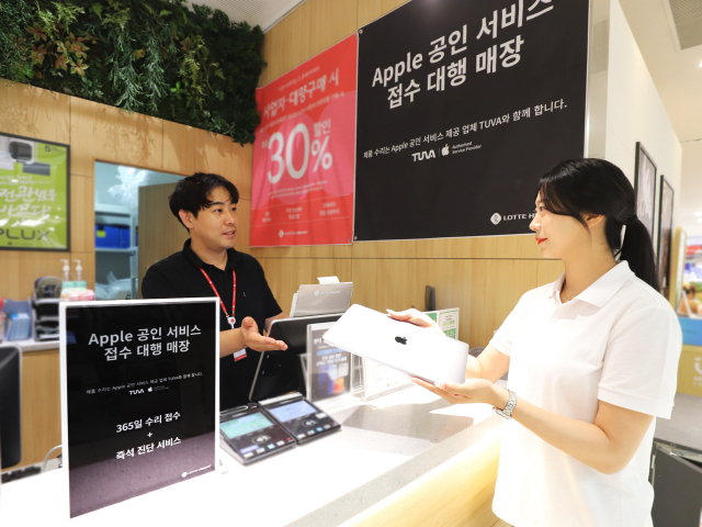고객이 롯데하이마트에서 애플 수리 서비스를 접수하고 있다. 사진 제공=롯데하이마트