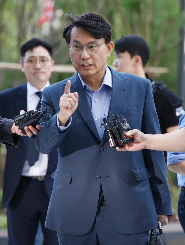 국민의힘 윤상현 의원이 27일 서울 종로구 광화문 kt웨스트 김건희 특검 사무실로 향하고 있다. 연합뉴스