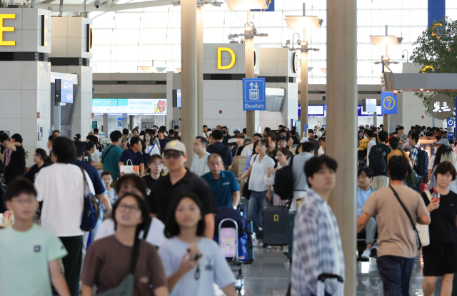23일 인천국제공항 출국장이 휴가를 떠나는 여행객 등으로 붐비고 있다. 연합뉴스