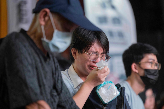 26일 대만 타이베이에서 한 민진당 지지자가 야당 의원에 대한 해임 투표 결과가 부결로 기울자 눈물을 흘리고 있다. 이날 대만에서는 친중 성향의 야당 의원 24명에 대안 해임안이 국민 투표에 부쳐졌으며 전원 해임 부결이 결정됐다. AFP연합뉴스