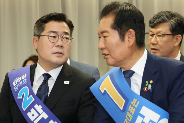 정청래·박찬대(왼쪽) 더불어민주당 대표 후보가 20일 서울 여의도 당사에서 열린 8·2 전당대회 순회 경선 영남권 합동 연설회에서 대화하고 있다. 2025.7.20 연합뉴스