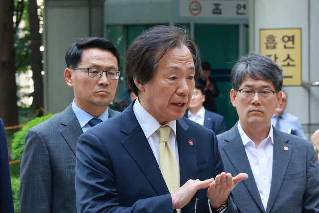 정기석 국민건강보험공단 이사장이 지난 5월 서울 서초구 서울고등법원에서 진행된 533억원 규모의 ‘담배 소송’ 항소심 최종 변론기일에 출석하기에 앞서 기자들 질문에 답하고 있다. 연합뉴스