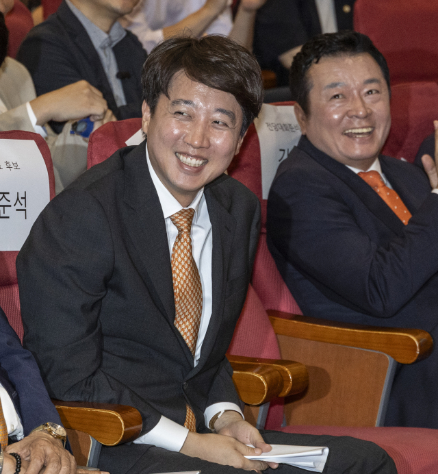 개혁신당 대표 선거에 단독 출마한 이준석(왼쪽) 의원이 27일 국회 의원회관 대회의실에서 열린 개혁신당 제2차 전당대회에서 당 대표로 확정된 뒤 활짝 웃고 있다. 연합뉴스