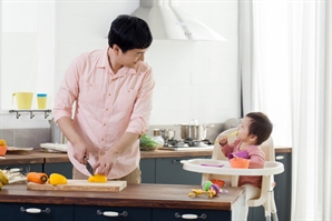 '막 나가는' 남자들…아빠 육아휴직 올해 54% 늘었다
