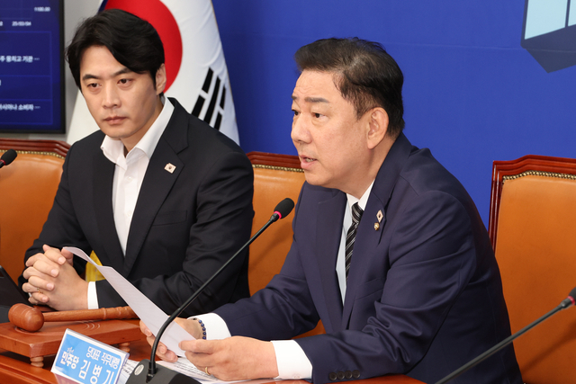 김병기(오른쪽) 더불어민주당 대표 직무대행 겸 원내대표가 25일 국회에서 열린 최고위원회의에서 발언하고 있다. 연합뉴스
