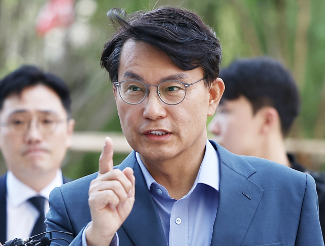 윤상현 국민의힘 의원이 27일 서울 종로구 광화문 kt웨스트 김건희 특검 사무실로 향하고 있다. 연합뉴스