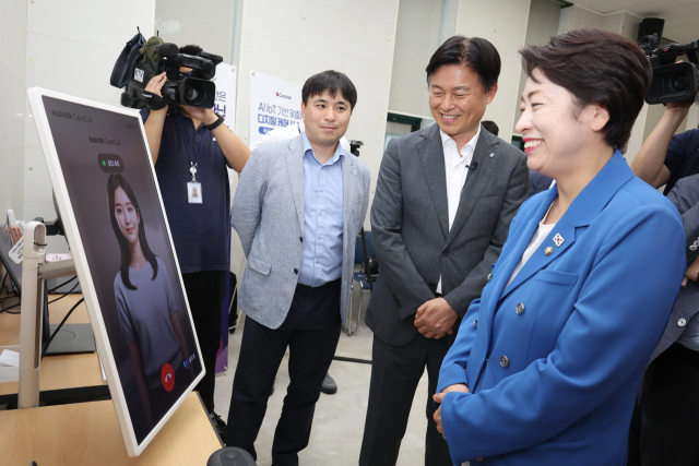 조용익 부천시장(오른쪽 두번째)이 지난 16일, 이재명 정부 국정기획위원회 AI TF와 함께 부천소새울경로당을 찾아 ‘온마음 AI복지콜’ 작동방식을 소개하고 있다. 사진 제공 = 부천시