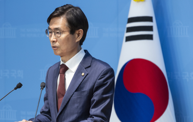 국민의힘 당 대표 선거 출마 선언을 한 조경태 의원이 27일 국회에서 당내 '혁신 세력' 후보 단일화를 촉구하는 기자회견을 하고 있다. 연합뉴스