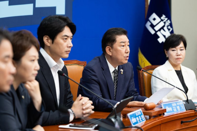 김병기 더불어민주당 대표 직무대행 겸 원내대표가 25일 서울 여의도 국회에서 열린 최고위원회의에서 모두 발언을 하고 있다. 뉴스1