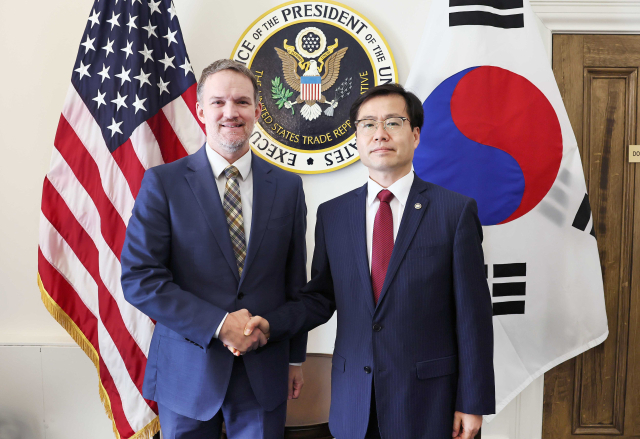 여한구 산업통상자원부 통상교섭본부장과 제이미슨 그리어 미국 무역대표부 대표가 25일 미국 워싱턴DC에서 만나 한미 관세 협상 진전 방안에 대해 논의하기에 앞서 기념촬영을 하고 있다. 연합뉴스