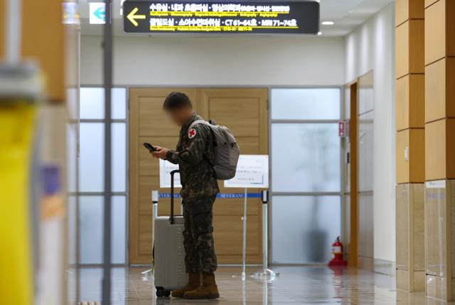 서울 시내 한 대학병원에 파견된 군의관이 승강기를 기다리고 있다. 연합뉴스
