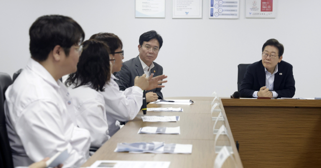 이재명 대통령이 25일 경기 시흥시 SPC 삼립 시화공장에서 열린 산업재해 근절 현장 노사간담회에서 SPC 삼립 직원의 발언을 듣고 있다. 이 대통령 왼쪽은 김영훈 고용노동부 장관. 연합뉴스
