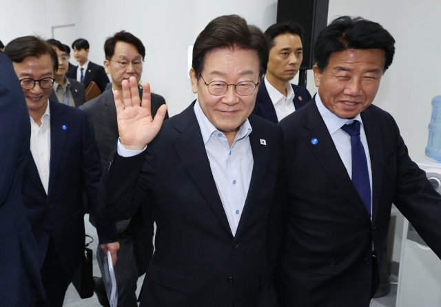 이재명 대통령이 지난 25일 부산 부경대에서 열린 타운홀미팅 ‘부산의 마음을 듣다’ 간담회를 마친 뒤 행사장을 떠나며 시민들을 향해 인사하고 있다. 연합뉴스