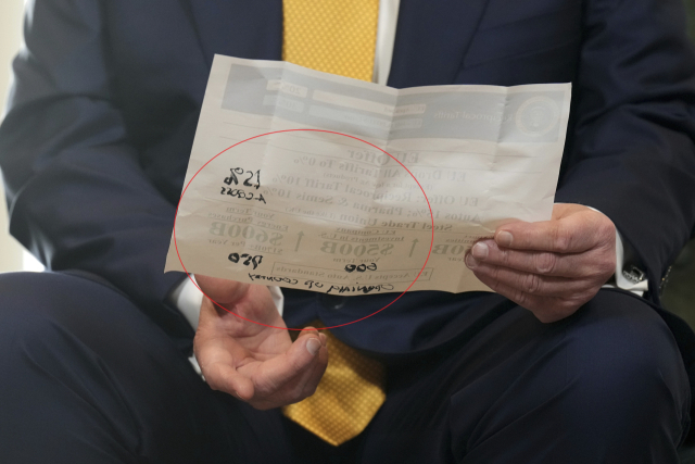27일(현지 시간) 스코틀랜드에서 열린 미-유럽연합(EU) 정상회담에서 도널드 트럼프 미국 대통령이 들고 있는 종이에 수기로 숫자가 수정돼 있다. AP연합뉴스