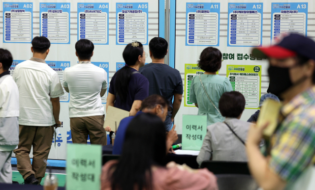경북 구미시 복합스포츠센터에서 열린 ‘춘하추동 취업 한마당’에서 구직자들이 회사별 채용정보를 살펴보고 있다. 연합뉴스