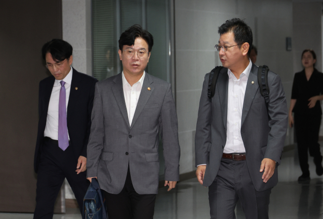 28일 서울 여의도 국회 의원회관에서 열린 국회 환경노동위원회 실무당정협의회에 김영훈 고용노동부 장관이 참석하고 있다. 연합뉴스