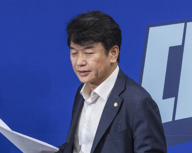 문진석 더불어민주당 원내운영수석부대표가 23일 국회에서 열린 최고위원회의에 입장하고 있다. 연합뉴스