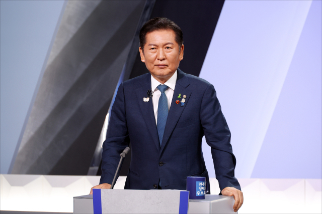 정청래 더불어민주당 당대표 후보가 27일 오후 서울 여의도 KBS 신관 공개홀에서 TV토론회 시작 전 토론 준비를 하고 있다. 뉴스1