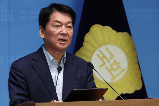 국민의힘 당권주자인 안철수 의원이 28일 서울 여의도 국회 소통관에서 인적쇄신 방안 등 당 혁신안을 발표하고 있다. 연합뉴스