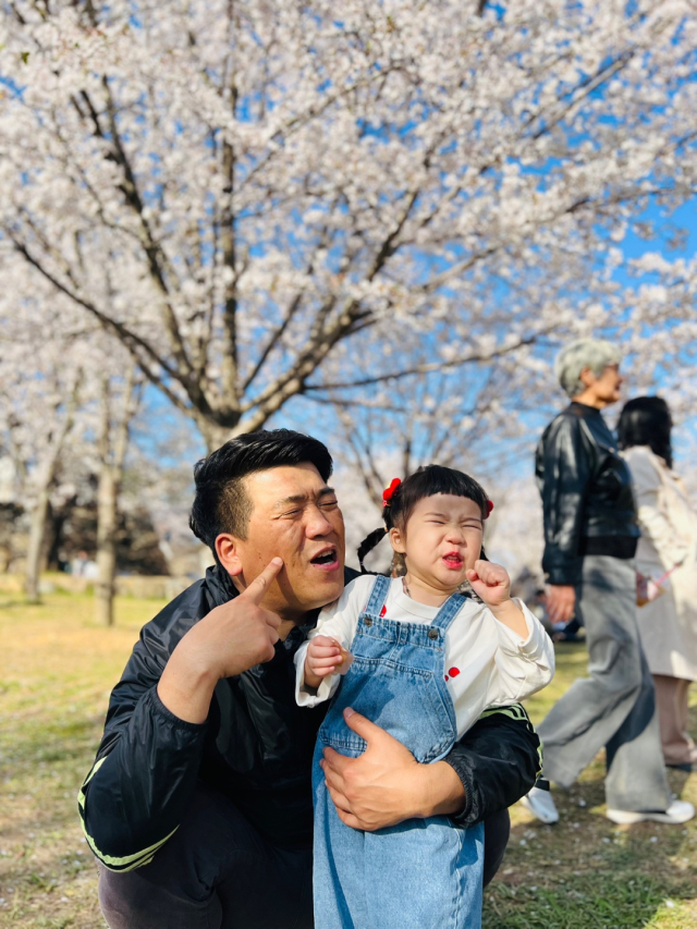 뇌사 장기기증으로 4명을 살린 장상빈(왼쪽)씨가 생전 딸과 함께 찍은 사진. 사진 제공=한국장기조직기증원