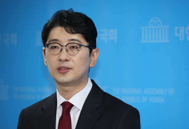 주진우 국민의힘 의원이 지난 24일 서울 여의도 국회 소통관에서 국민의힘 당대표 출마 선언 기자회견을 마치고 취재진의 질문에 답하고 있다. 연합뉴스