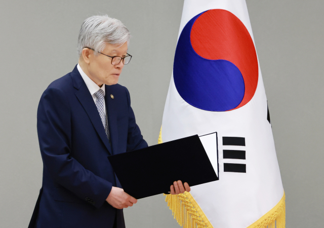 최동석 인사혁신처장이 지난 23일 서울 용산 대통령실 청사에서 열린 임명장 및 위촉장 수여식에 참석해 리허설을 하고 있다. 연합뉴스