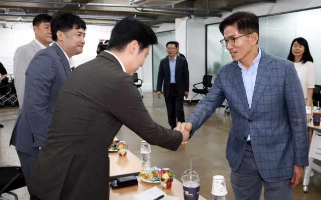 국민의힘 당 대표 출마를 선언한 김문수 전 고용노동부 장관이 28일 오후 서울 여의도 국민의힘 서울시당에서 열린 당원 간담회에서 참석자들과 인사하고 있다. 뉴스1