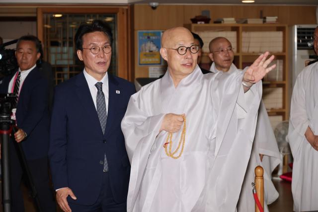 김민석 국무총리(왼쪽)와 진우스님(오른쪽).연합뉴스