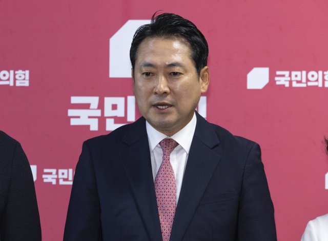 국민의힘 법사위원인 장동혁 의원이 이날 국회에서 열린 법제사법위원회 제1소위원회에서 여당의 주도로 상법 추가 개정안이 통과된 뒤 가진 기자회견에서 발언하고 있다. 연합뉴스