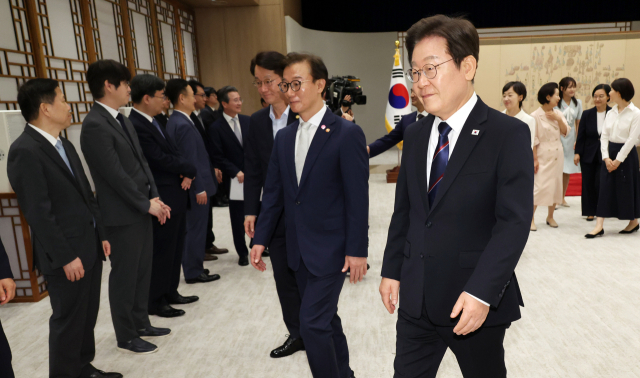 이재명 대통령이 28일 용산 대통령실에서 신임 국무위원 및 국세청장 임명장 수여식 후 환담장으로 이동하고 있다. 연합뉴스