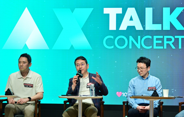 조주완(가운데) LG전자 최고경영자(CEO)가 전 구성원 소통 행사인 ‘AX 토크 콘서트’에서 인공지능(AI) 기술의 중요성을 강조하고 있다. 사진 제공=LG전자