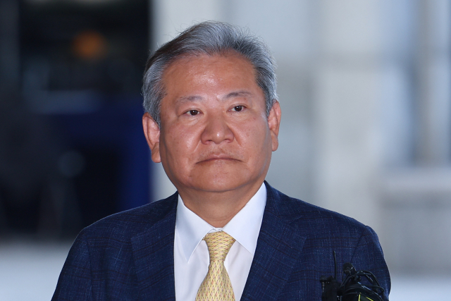 이상민 전 행정안전부 장관이 25일 내란특검 조사를 받기 위해 특검팀 사무실이 마련된 서울 서초구 서울고등검찰청으로 들어가고 있다. 연합뉴스
