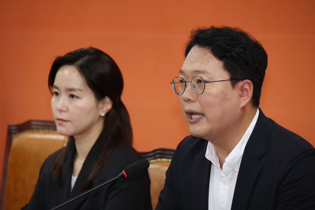 김건희 여사의 의혹들을 수사하는 민중기 특별검사팀이 개혁신당 이준석 대표의 자택 압수수색에 나선 28일 서울 여의도 국회에서 열린 개혁신당 긴급 기자회견에서 천하람 원내대표가 발언하고 있다. 연합뉴스