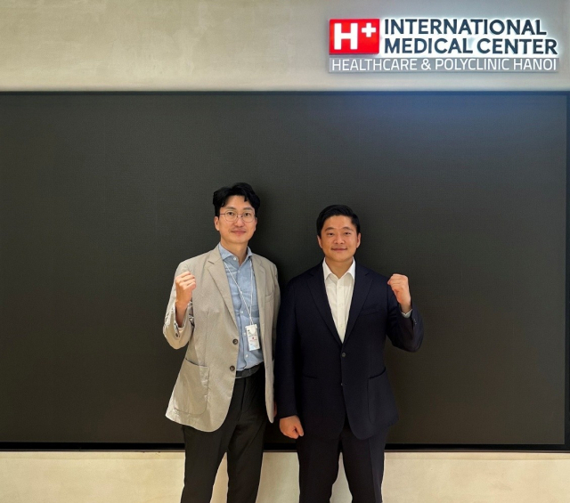 김상일(왼쪽) H+양지병원장과 강종일 메디팔 대표가 '애프터닥' 공급 계약 체결 후 기념사진을 찍었다. 사진 제공=메디팔