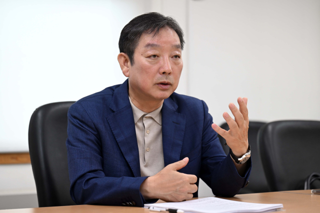 박종배 건국대 전기전자공학부 교수가 28일 서울경제신문과의 인터뷰에서 “에너지 유연성 확보를 위해서는 원전, 태양광, 풍력, 수소, 탄소 포집 등 다양한 에너지원을 유연하게 조합해야 한다”고 강조하고 있다. 조태형 기자